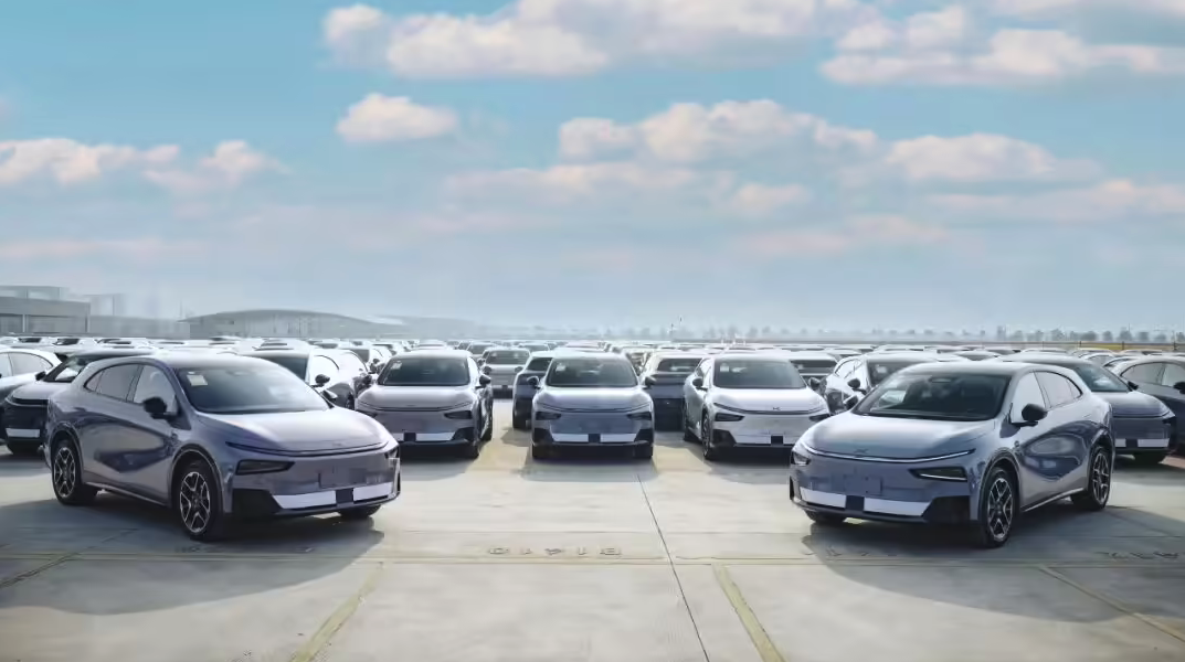 小鹏2026款P7+与G7超级增程新年首发运 超千台启程，续航智驾双重突破